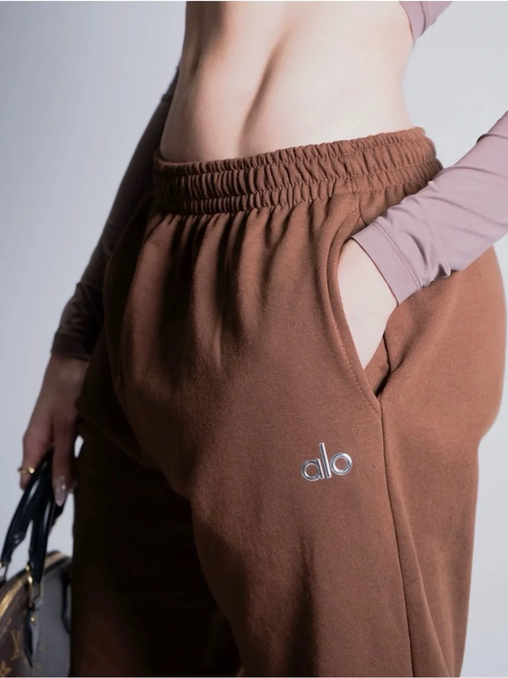 Alo Brown Cozy Fleece Sweatpants accolade burgundy copper logo vuori athleisure